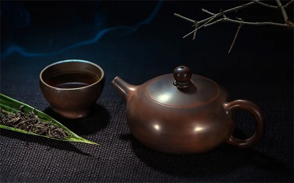 春の球根の葉っぱ問題を解決！多年草で隠すコツ